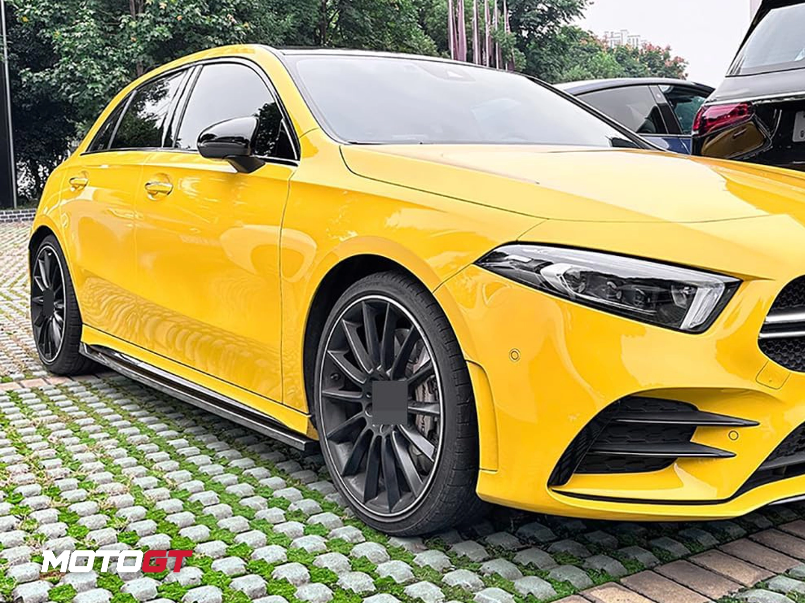 A CLASS SIDE SKIRT SPLITTER